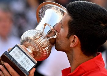 Djokovic ganó su primer torneo del año sobre el griego Tsitsipas