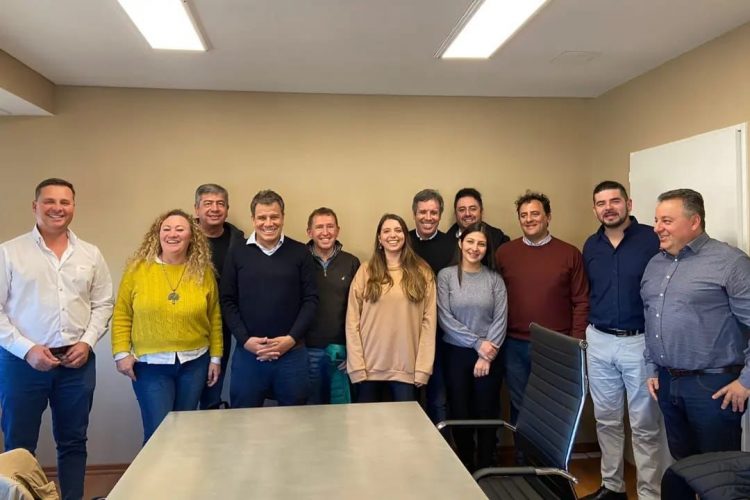 Los dirigentes radicales cordobeses junto a Facundo y Gastón Manes.