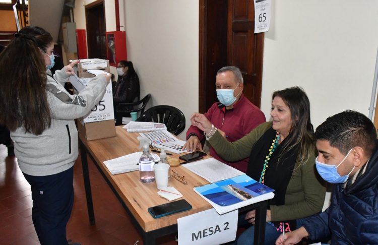 Con una amplia participación estudiantil, dieron inicio los comicios en la Casa de Trejo
