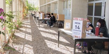 Egresados de la UNC recibirán tres sobres para el voto postal