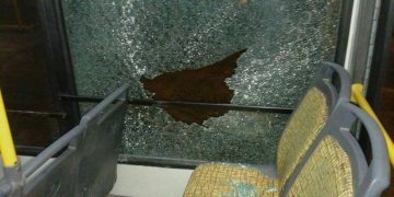 Una nena resultó herida tras un piedrazo a un colectivo en el puente Zipoli