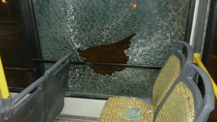 Una nena resultó herida tras un piedrazo a un colectivo en el puente Zipoli