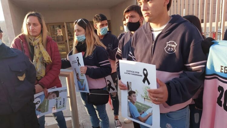 Allegados de la víctima pidieron justicia antes de la sentencia.
