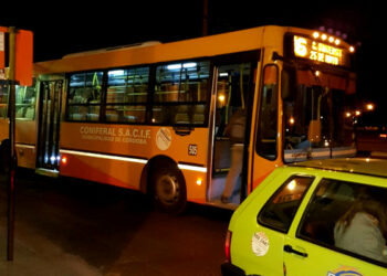 Hospitalizan a un hombre tras haber sido embestido por un colectivo urbano