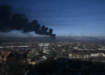 Un misil ruso deja 11 muertos y decenas de heridos en un shopping de Ucrania.