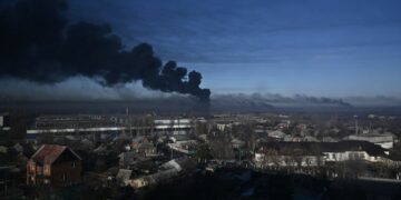 Un misil ruso deja 11 muertos y decenas de heridos en un shopping de Ucrania.