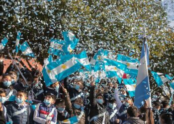Día de la Bandera: colorida celebración en la provincia