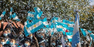 Día de la Bandera: colorida celebración en la provincia
