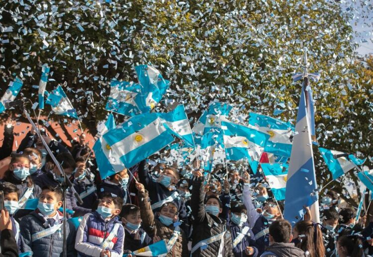 Día de la Bandera: colorida celebración en la provincia