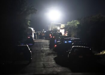 Encuentran a 50 migrantes muertos en un camión abandonado en Texas