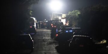 Encuentran a 50 migrantes muertos en un camión abandonado en Texas