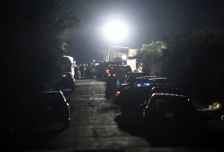 Emergency vechicles sit parked at the scene where a tractor-trailer was discovered with migrants inside outside San Antonio, Texas on June 27, 2022. - At least 46 migrants were found dead June 27, 2022 in and around a tractor-trailer that was abandoned on the roadside on the outskirts of the Texas city of San Antonio. (Photo by Sergio FLORES / AFP)