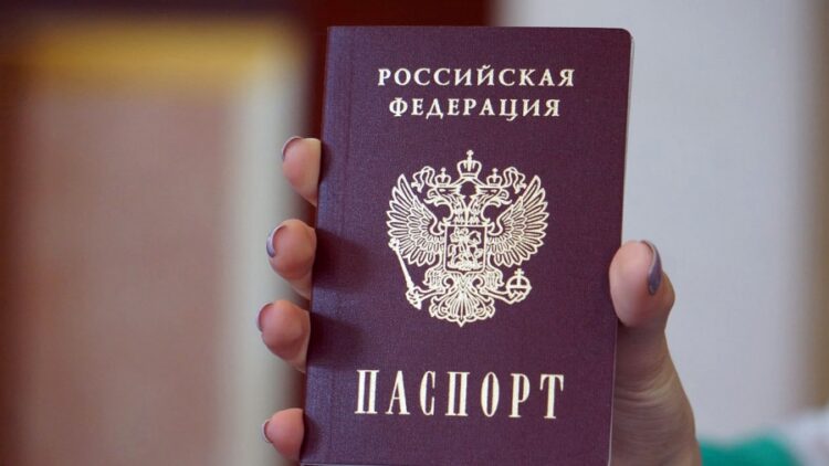 Los primeros pasaportes rusos son expedidos en regiones ocupadas