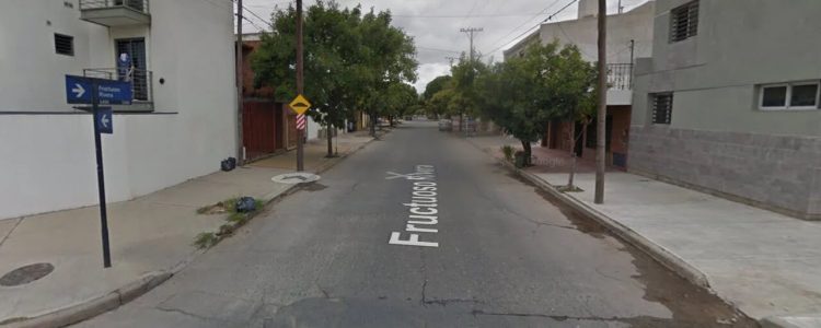 En plena luz del día, golpearon brutalmente a una anciana para robarle