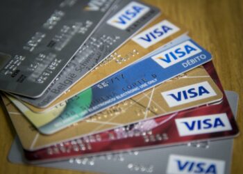 Se triplicaron los gastos en dólares con tarjeta en el exterior