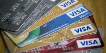 Se triplicaron los gastos en dólares con tarjeta en el exterior