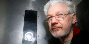 El Gobierno británico firmó la extradición de Assange a Estados Unidos
