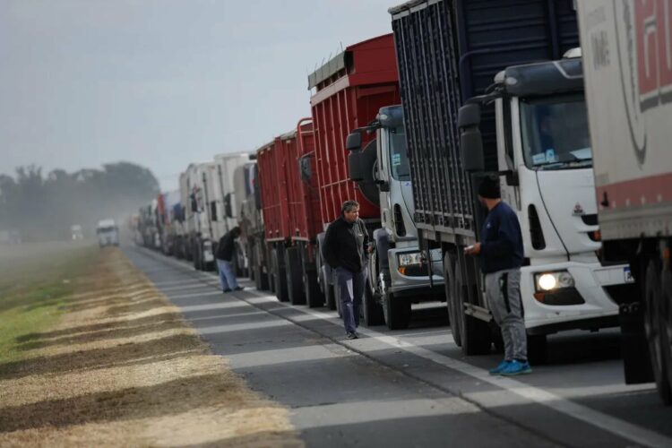 Continúan las protestas en las rutas por la escasez y los sobreprecios de gasoil