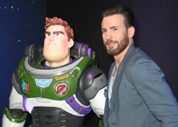 Chris Evans llamó «idiotas» a quienes critican un beso lésbico en ‘Lighyear’