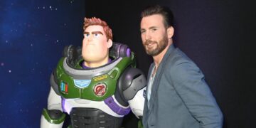 Chris Evans llamó «idiotas» a quienes critican un beso lésbico en ‘Lighyear’