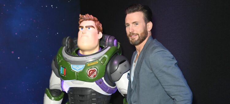 Chris Evans llamó "idiotas" a quienes critican un beso lésbico en 'Lighyear'