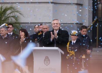 En el acto por el Día de la Bandera Fernández expreso: «La Argentina no es ese país sin destino que algunos quieren plantearnos»