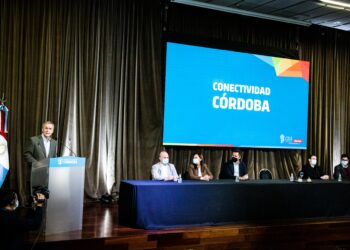 La Provincia firmó contratos comerciales para proveer de internet a 63 localidades del interior