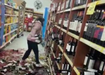 La despidieron y su reacción fue destrozar una góndola del lugar donde trabajaba