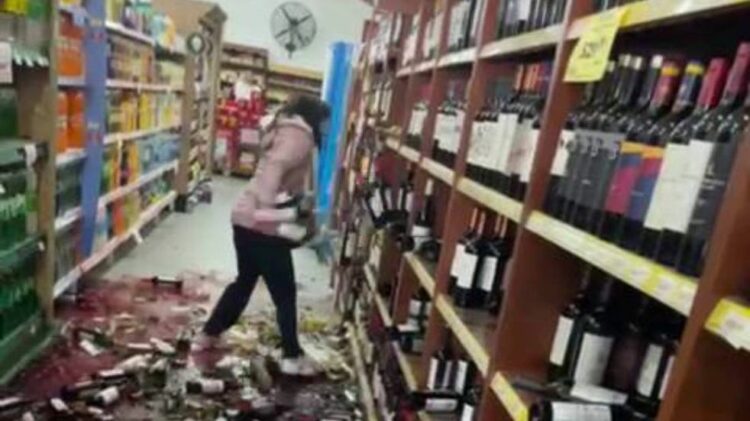 La despidieron y su reacción fue destrozar una góndola del lugar donde trabajaba