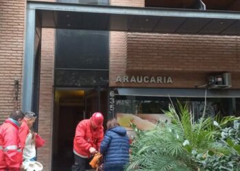 Evacúan un edificio en Nueva Córdoba con peligro de derrumbe