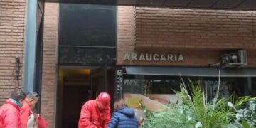 Evacúan un edificio en Nueva Córdoba con peligro de derrumbe