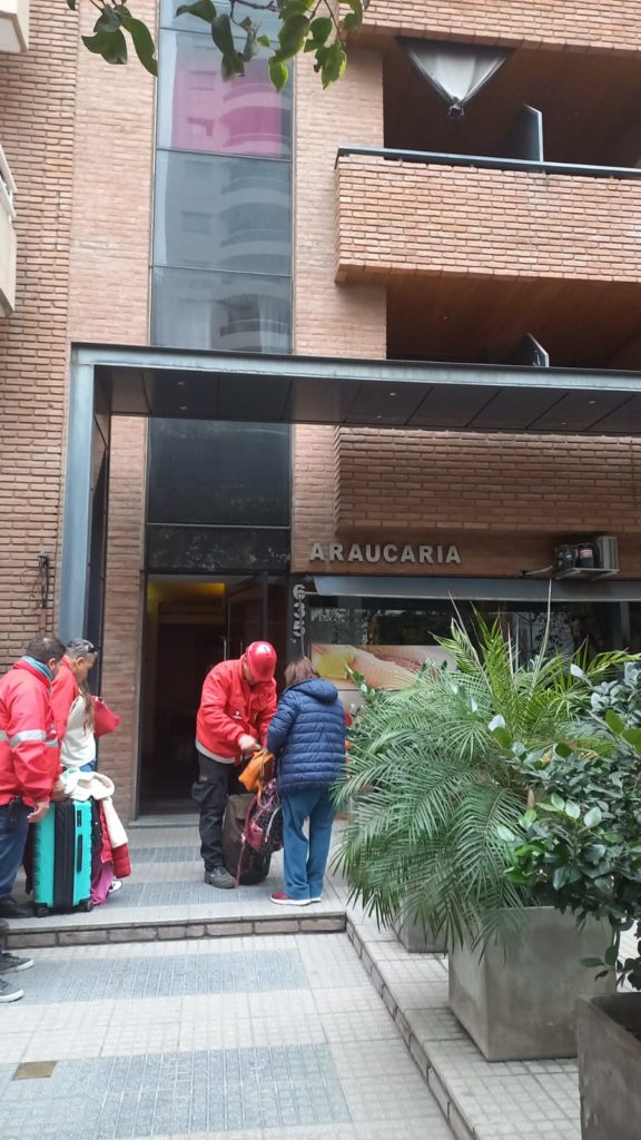Evacúan un edificio en Nueva Córdoba con peligro de derrumbe