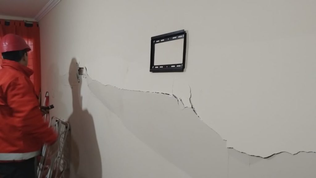 Evacúan un edificio en Nueva Córdoba con peligro de derrumbe