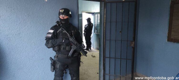 Detienen a un narcomenudista que enterraba la droga en el patio de su casa
