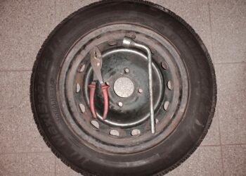 Se robó un neumático de auxilio en su silla de ruedas y lo atraparon