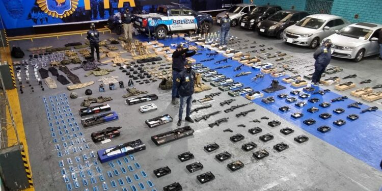 La Policía Federal desbarató una megaorganización que distribuía ilegalmente armas y artículos tácticos