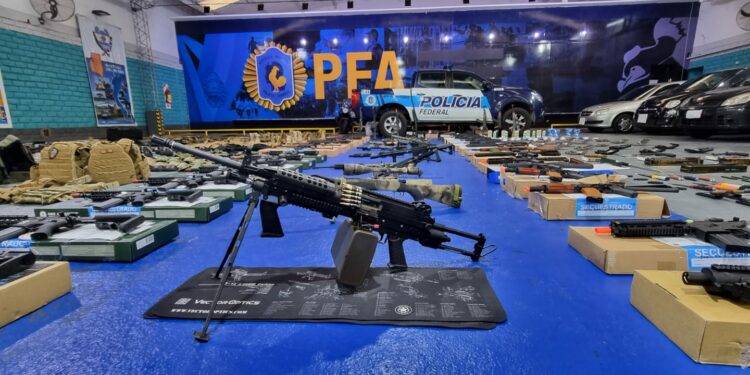 La Policía Federal desbarató una megaorganización que distribuía ilegalmente armas y artículos tácticos