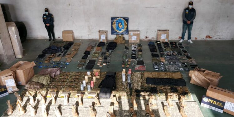 La Policía Federal desbarató una megaorganización que distribuía ilegalmente armas y artículos tácticos