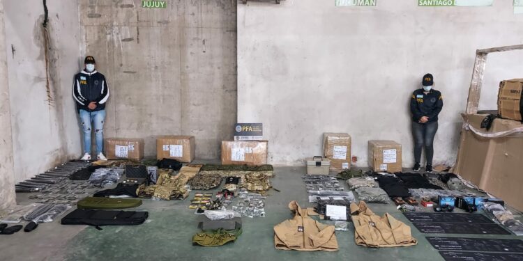 La Policía Federal desbarató una megaorganización que distribuía ilegalmente armas y artículos tácticos