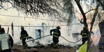 Un grave incendio en el asentamiento La Tablita dejó como saldo un joven muerto y varios evacuados
