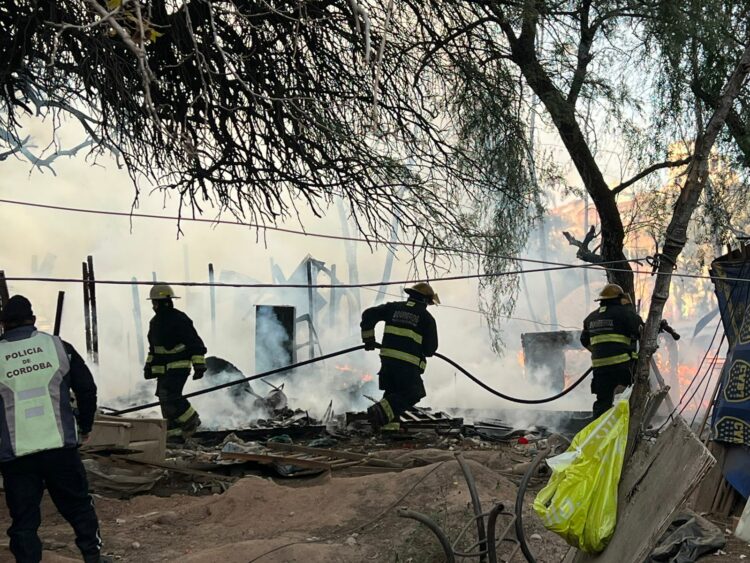 Un grave incendio en el asentamiento La Tablita dejó como saldo un joven muerto y varios evacuados
