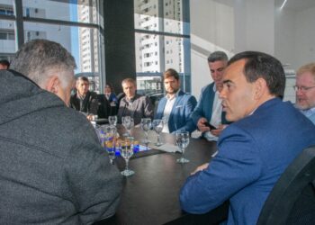 La Municipalidad busca modificar el horario de atención en los bancos para descomprimir el transporte público