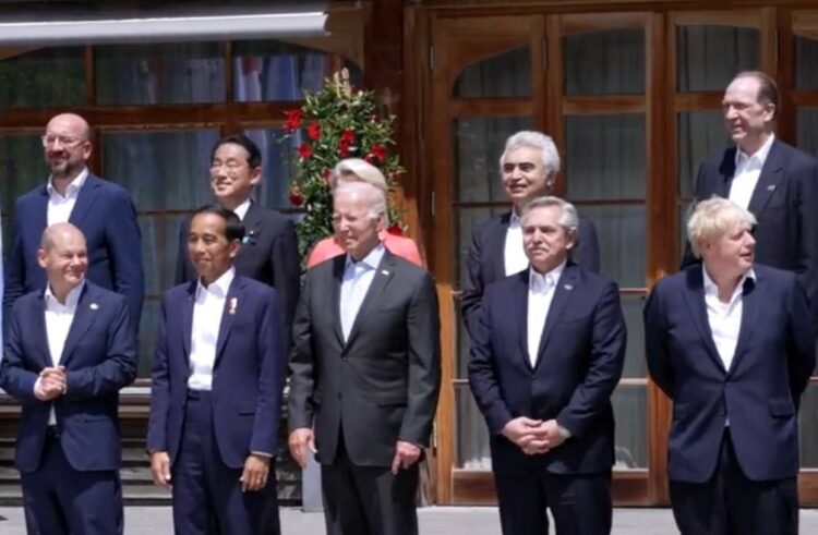 El mandatario argentino se ubicó entre su par estadounidense (izq.) y el primer  ministro británico (der.) en la foto de familia de la cumbre.