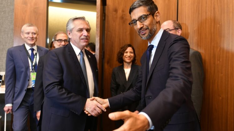Alberto Fernández junto al CEO de Google, Sundar Pichai.