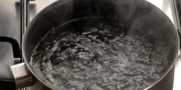 Le tiró agua hirviendo a su marido porque lo escuchó hablar mientras soñaba con otra mujer