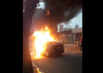 Se prendió fuego un auto en barrio Centro América
