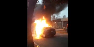 Se prendió fuego un auto en barrio Centro América