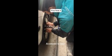 Le estaban robando la rueda del auto con él adentro y salió para grabar la insólita reacción del delincuente