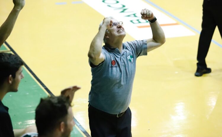 Arrigoni sigue en Atenas
