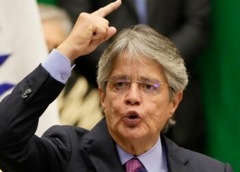 Lasso denuncia un «golpe» en su contra y enfrenta un pedido de destitución